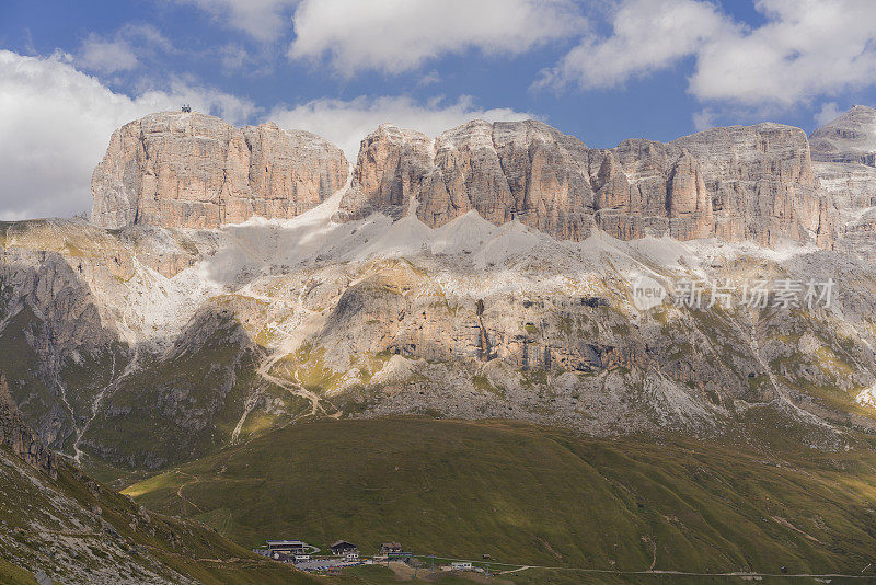 从Viel dei Pan徒步旅行到意大利北部的Dolomites，美丽的sela组Dolomites。